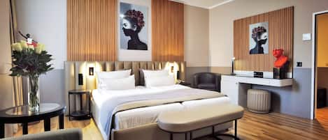 Comfort-herbergi með tvíbreiðu rúmi | Ofnæmisprófaður sængurfatnaður, míníbar, öryggishólf í herbergi