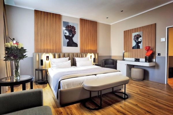 Comfort Double Room | Hypo-allergenic bedding, minibar, in-room safe, desk