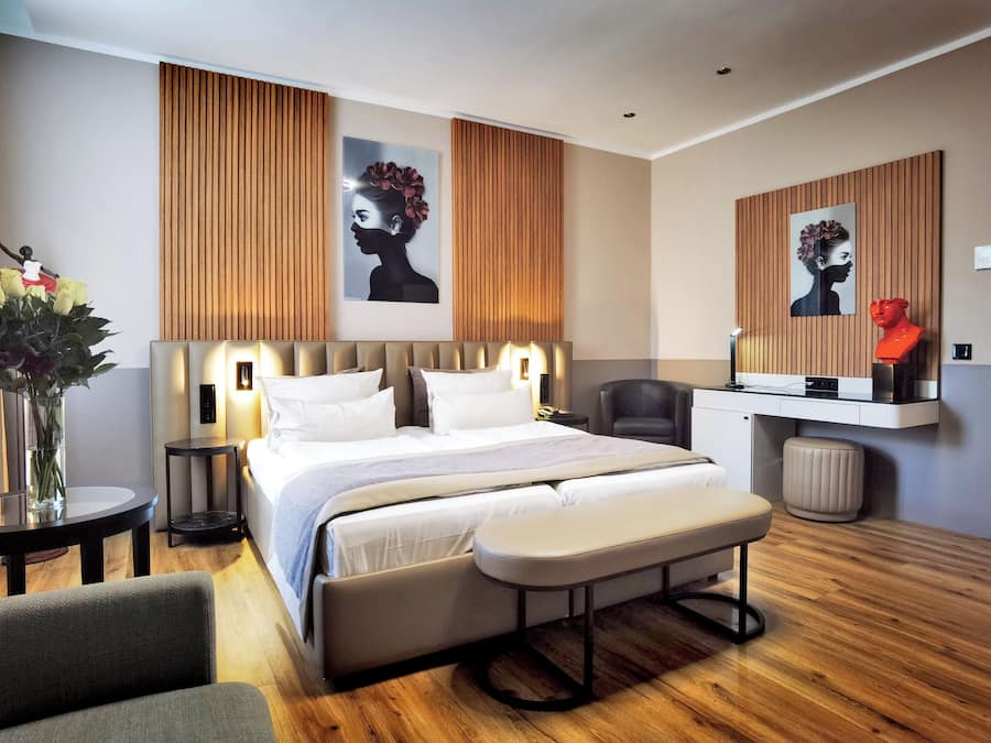 Comfort Double Room | Hypo-allergenic bedding, minibar, in-room safe, desk