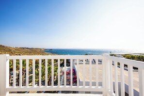 Ein Balkon mit Blick auf den Ozean und einem weißen Geländer.