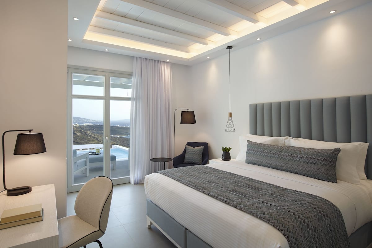 Premium Suite with Private Pool Panoramic Sea View-New Section | 高档床上用品、客房内保险箱、办公桌、笔记本电脑工作区