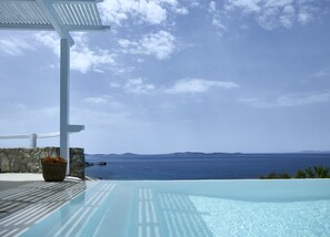 Ein Poolbereich mit Blick auf das Meer und vorgelagerte Inseln.