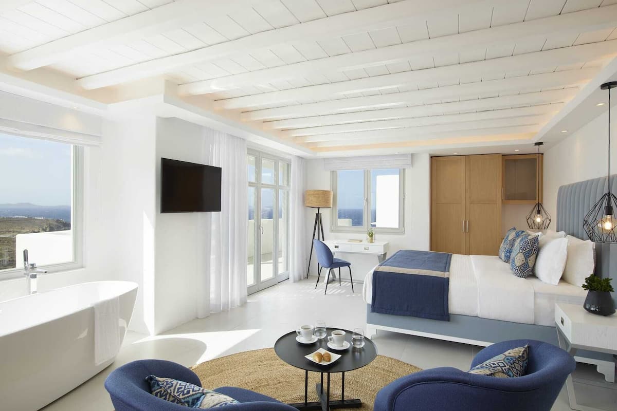 Executive Suite with Private Pool Panoramic Sea View-New Section | 高档床上用品、客房内保险箱、办公桌、笔记本电脑工作区