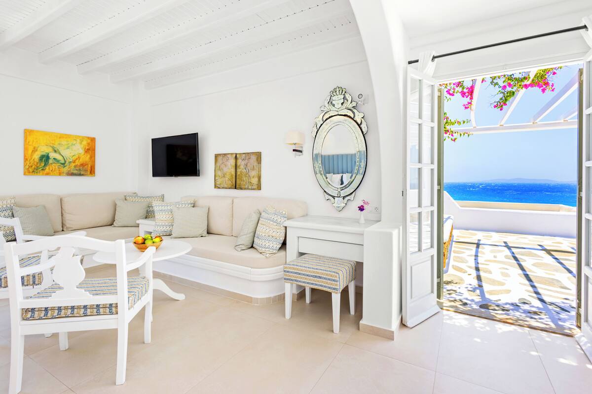 Honeymoon Junior Suite Sea View | 高档床上用品、客房内保险箱、办公桌、笔记本电脑工作区