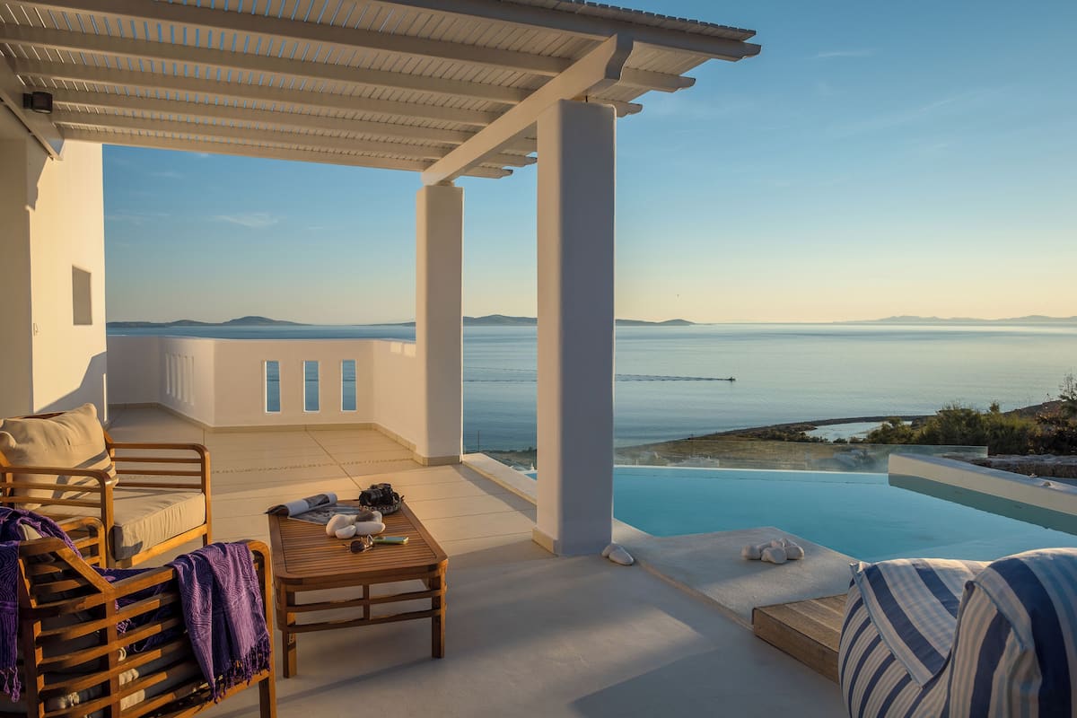 Premium bedding, in-room safe, individually decorated