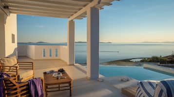 Premium bedding, in-room safe, individually decorated