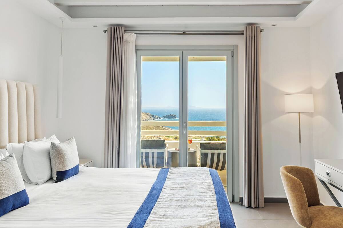 Junior Suite with Panoramic Sea View-New Section | 高档床上用品、客房内保险箱、办公桌、笔记本电脑工作区
