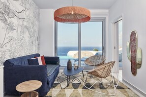 Signature Sea View Suite with private pool | Área de estar | TV LCD 32 polegadas com canais via satélite, TV, dock para iPod