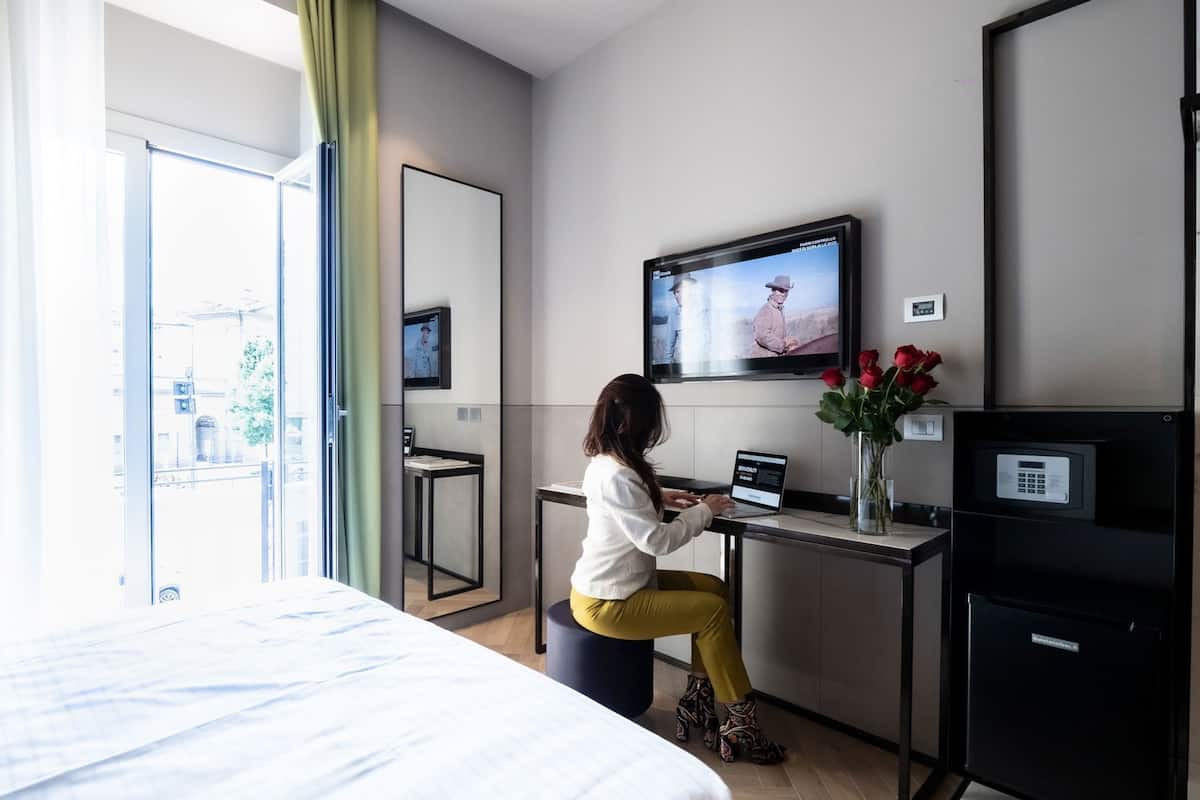 羽绒被、迷你吧、客房内保险箱、办公桌