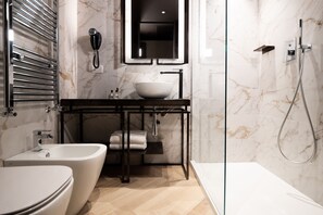 Shower, free toiletries, hair dryer, bidet - Heart Hotel Milano (Milan)