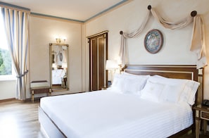 Room (Pagoda Suite Deluxe) | In-room safe, individually decorated, desk, laptop workspace