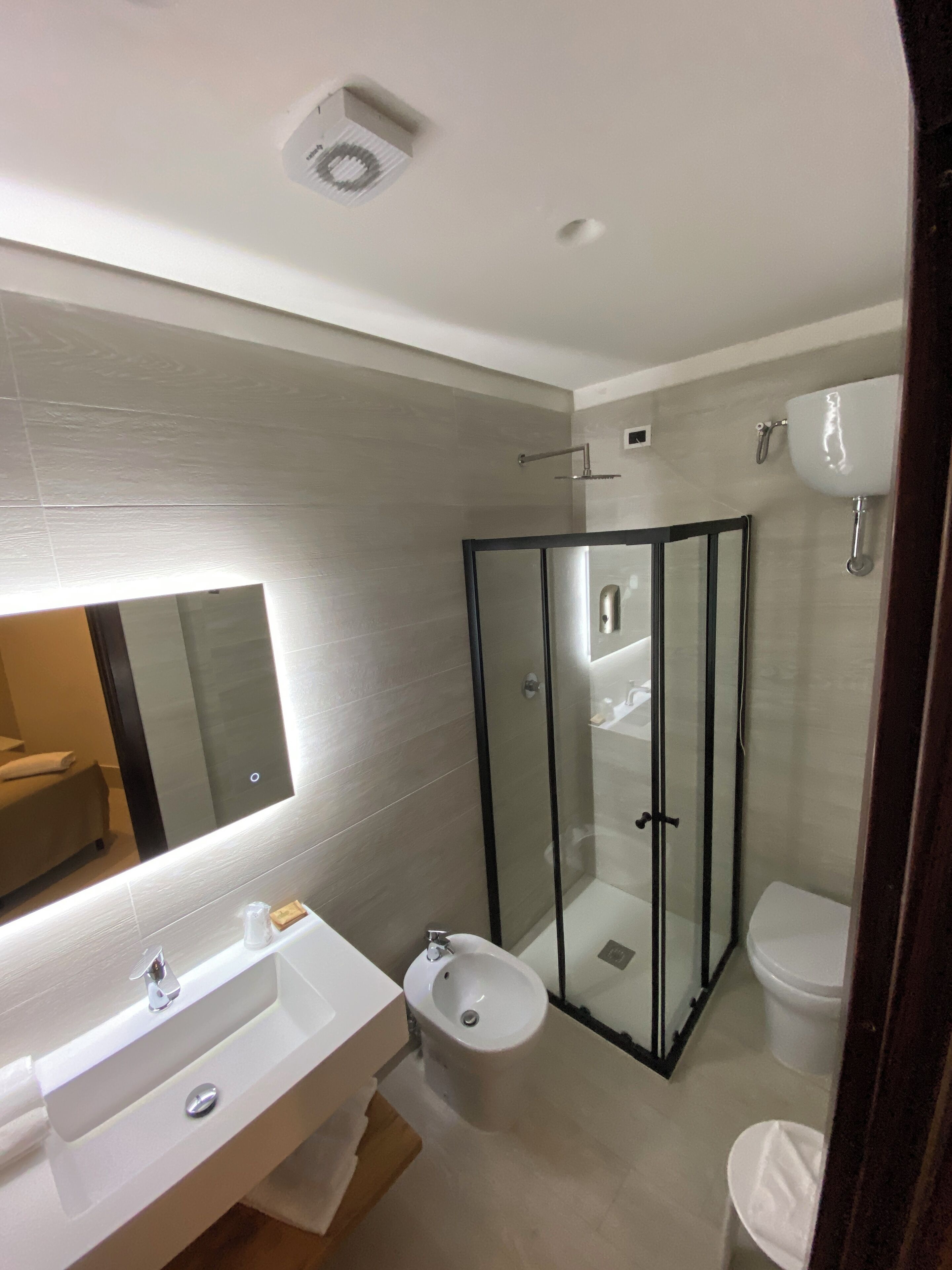 Camera Standard con letto matrimoniale o 2 letti singoli | Bagno | Doccia, set di cortesia gratuito, asciugacapelli, bidet