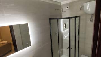 Standardværelse med dobbeltseng eller 2 enkeltsenge | Badeværelse | Bruser, gratis toiletartikler, hårtørrer, bidet