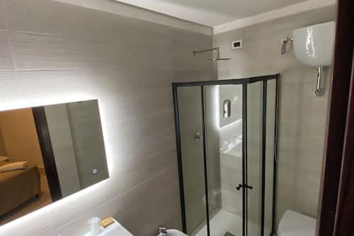 Standard Double or Twin Room | Bathroom