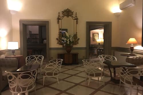 Coin salon dans le hall