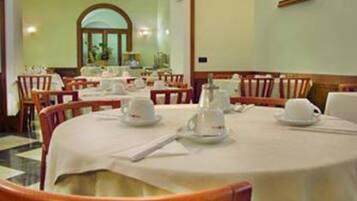 بوفيه فطور مجانًا يوميًا