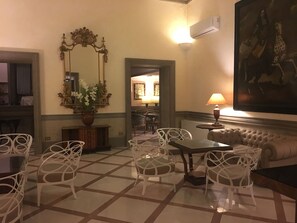 Lobby lounge - Grand Hotel Olympic (Rome)