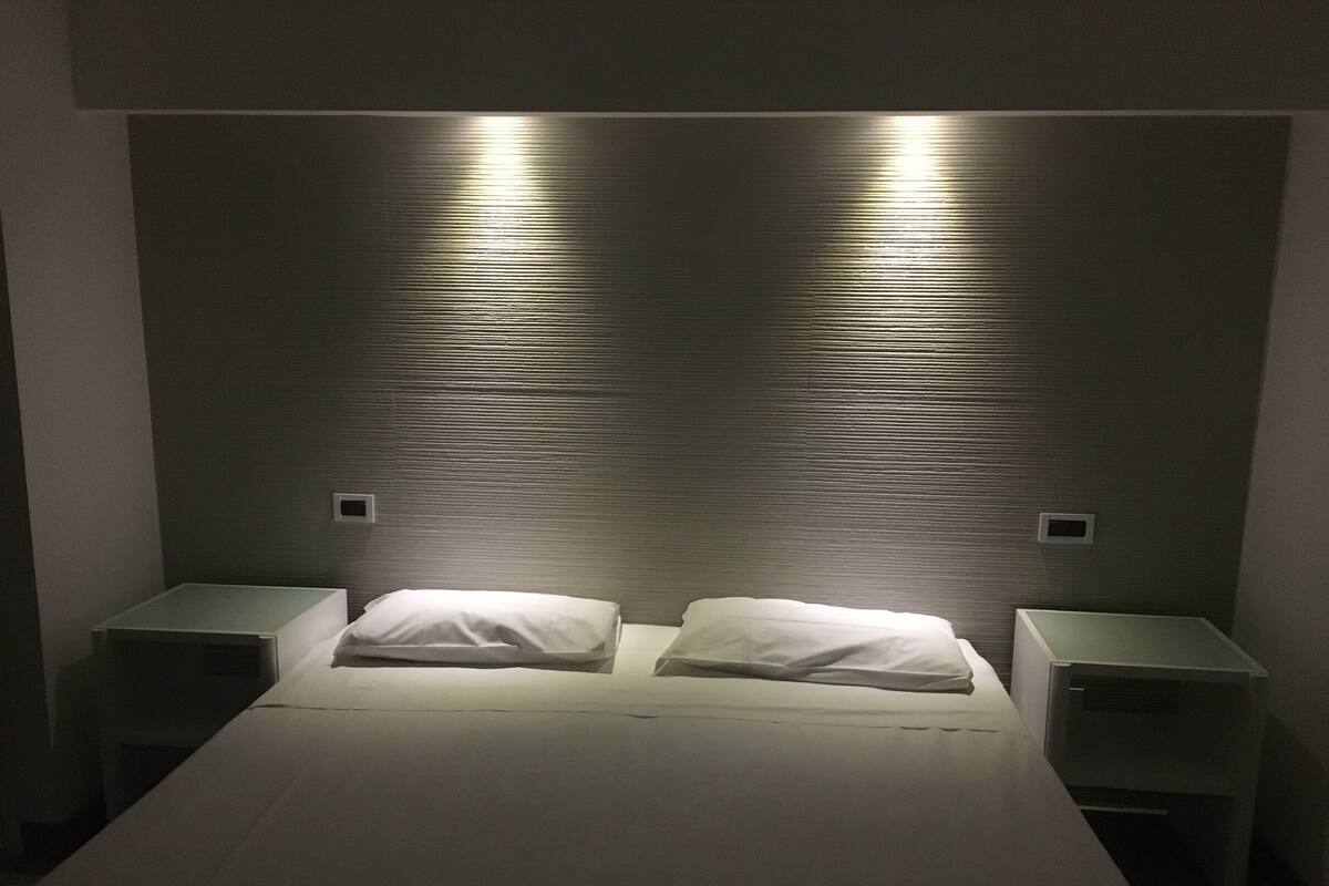 Quarto casal ou duplo standard | Frigobar, cofres nos quartos, quartos à prova de som, berços grátis
