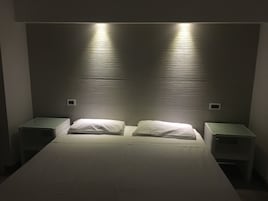 Camera Standard con letto matrimoniale o 2 letti singoli | Minibar, una cassaforte in camera, insonorizzazione