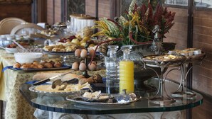 A breakfast buffet with various food items and a decorative vase. - Hotel Riviera (Venice)