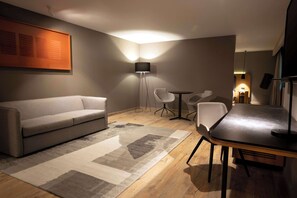 Suite, 1 King Bed | Living area