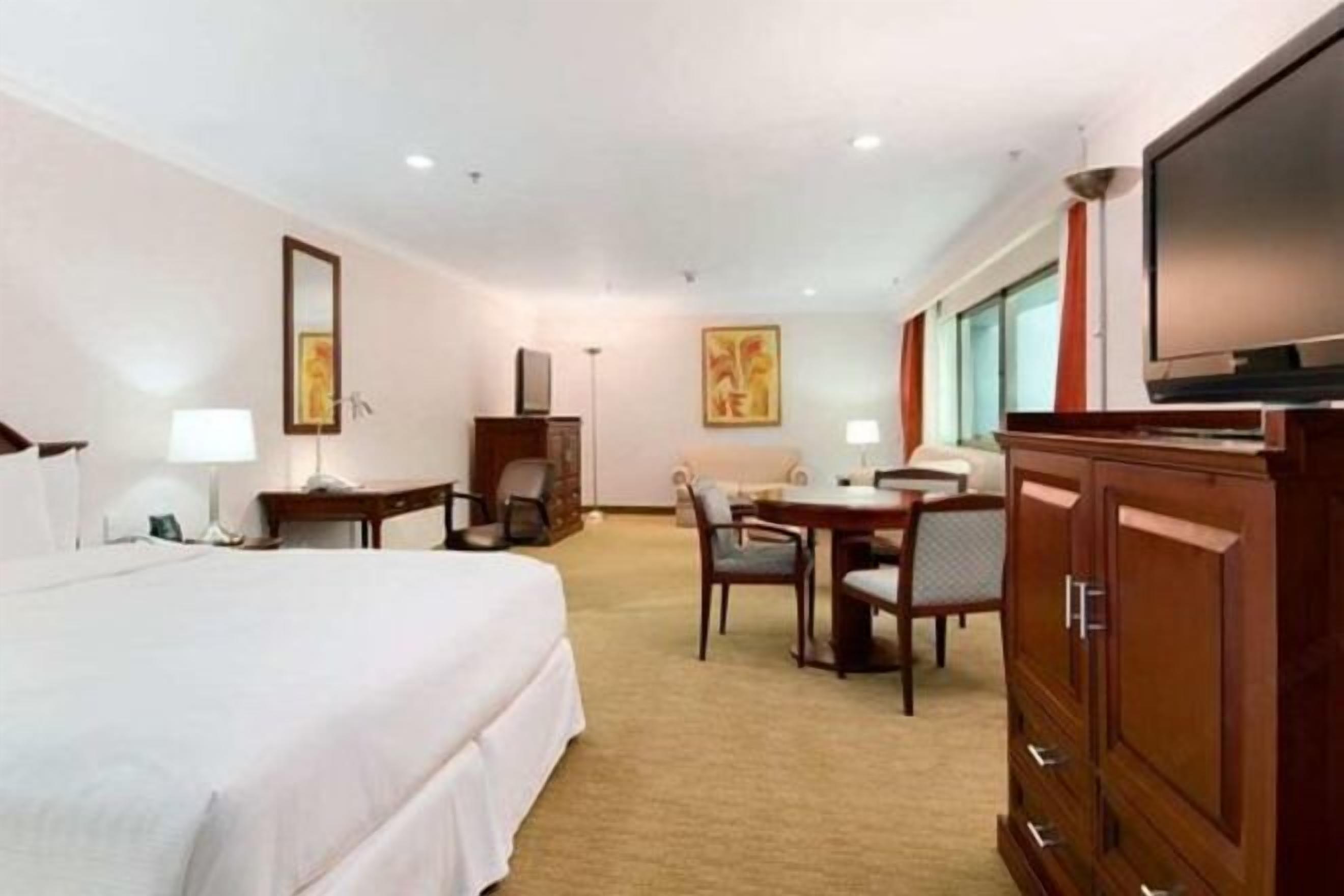 高級寝具、セレクト コンフォート製ベッド、セーフティボックス (室内)、デスク