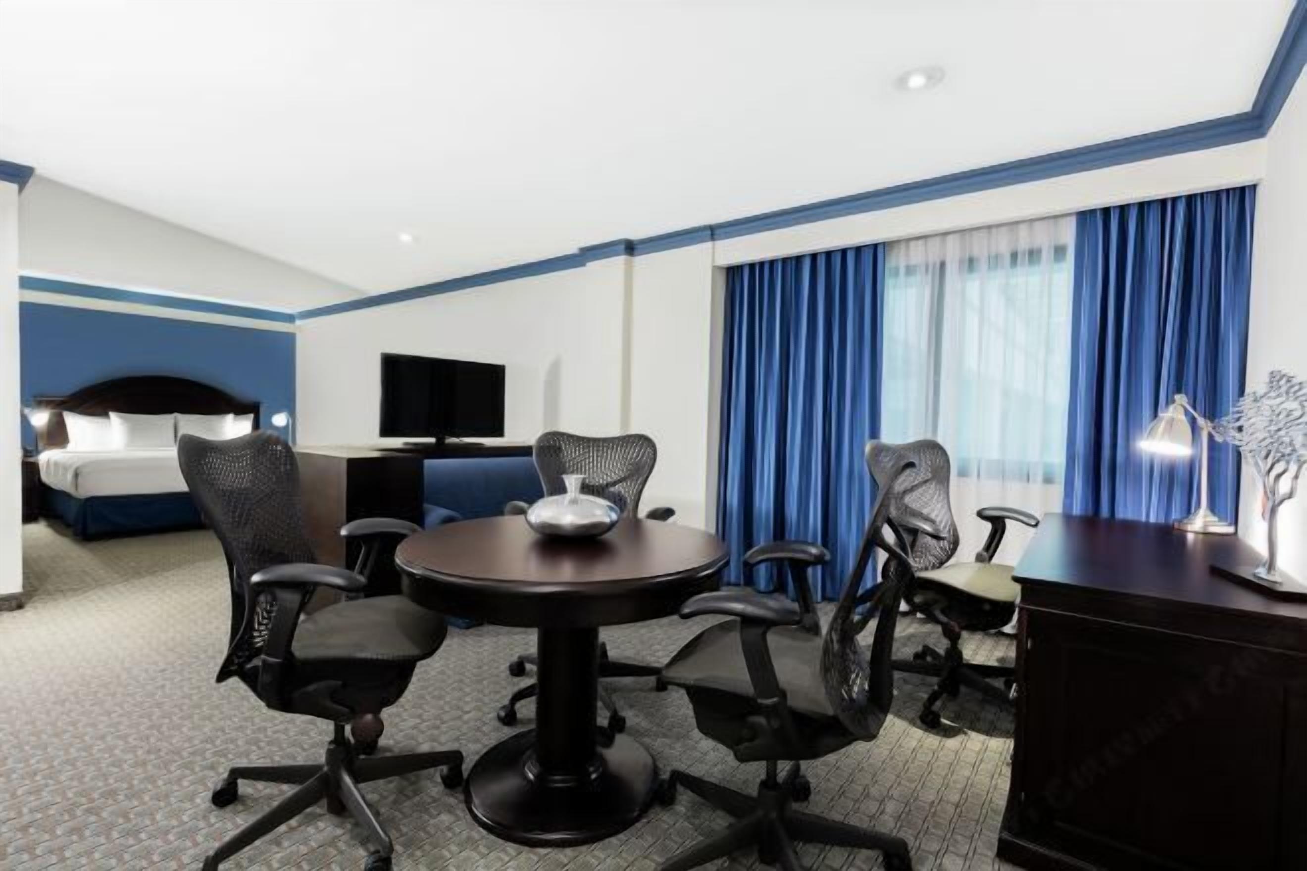 高級寝具、セレクト コンフォート製ベッド、セーフティボックス (室内)、デスク