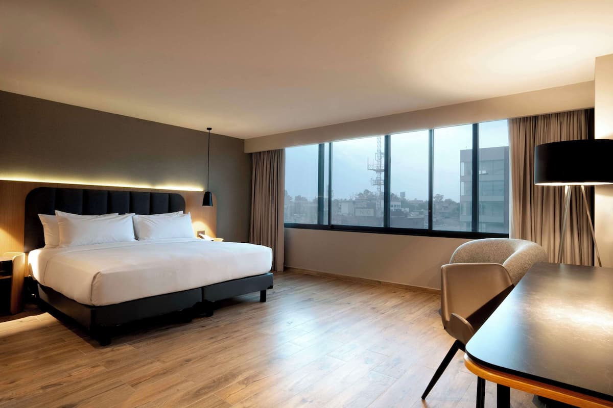 standard room, 1 king bed | premium bedding, select comfort beds, in-room safe, desk