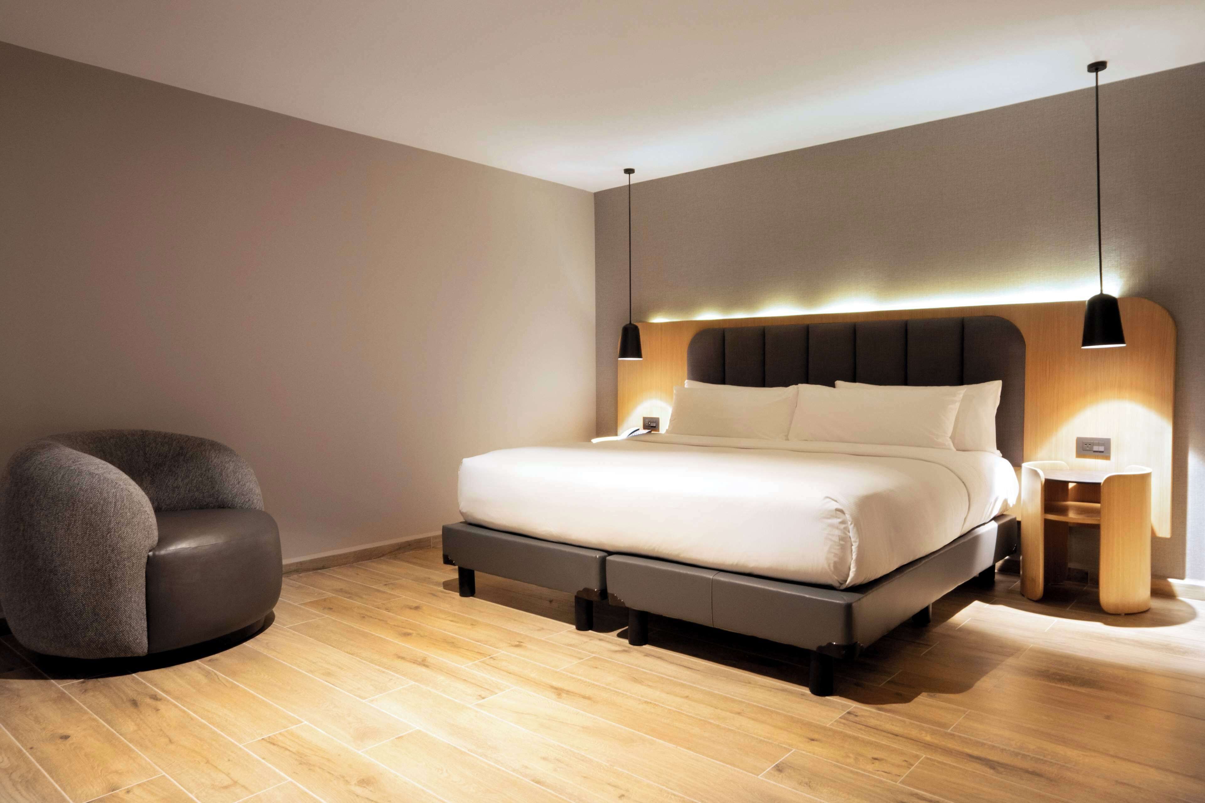junior suite, 1 king bed | premium bedding, select comfort beds, in-room safe, desk