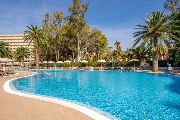 Ulkouima-allas, aurinkovarjoja, aurinkotuoleja