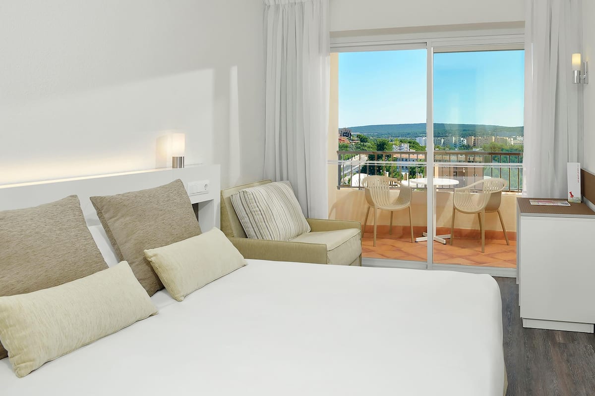 In-room safe, free WiFi, bed sheets