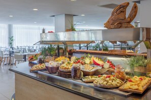 2 restaurantes, é servido café da manhã