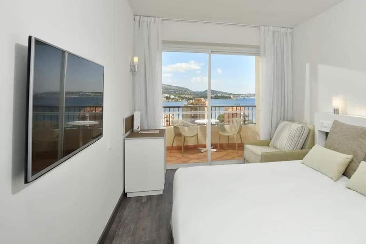 In-room safe, free WiFi, bed sheets