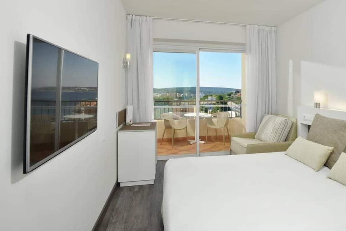 In-room safe, free WiFi, bed sheets