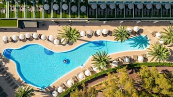 Utomhuspool, parasoller och solstolar