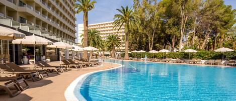 Piscine extérieure, parasols de plage, chaises longues