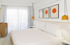 Down comforters, in-room safe, blackout drapes, free WiFi - Sol House Mallorca - Adults only (Calvia)