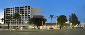 Chambre double, balcon, vue sur la ville | Façade de l’hébergement 