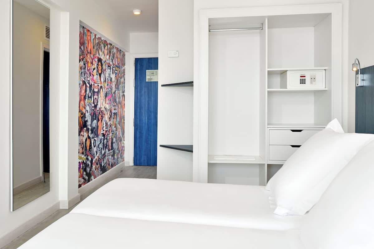 1 slaapkamer, donsdekens, een kluis op de kamer