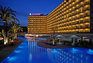 Indoor pool, 3 outdoor pools, pool umbrellas, sun loungers