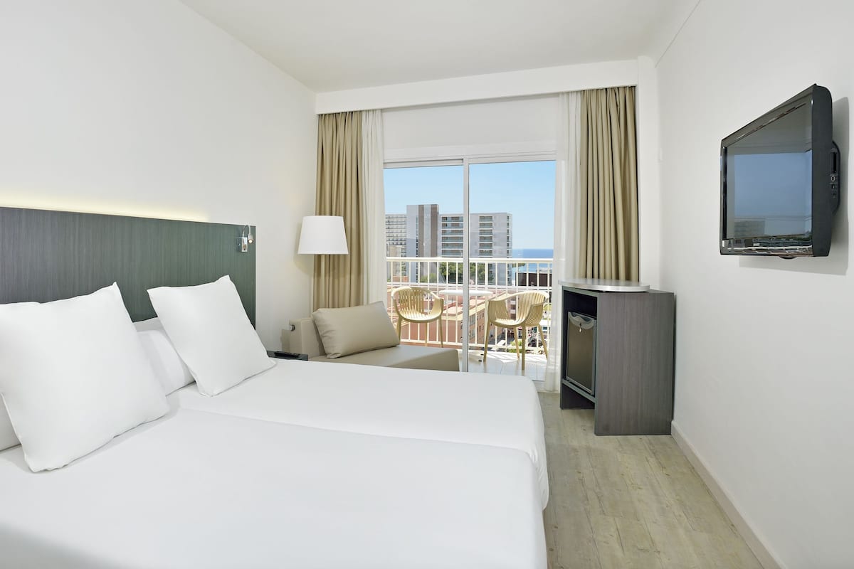 2 bedrooms, minibar, in-room safe, blackout drapes
