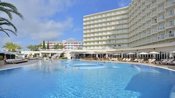 Indoor pool, 3 outdoor pools, pool umbrellas, pool loungers