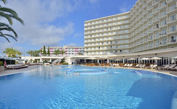 Indoor pool, 3 outdoor pools, pool umbrellas, pool loungers