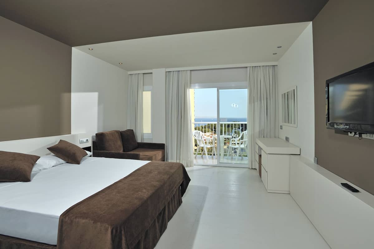 2 bedrooms, minibar, in-room safe, blackout curtains