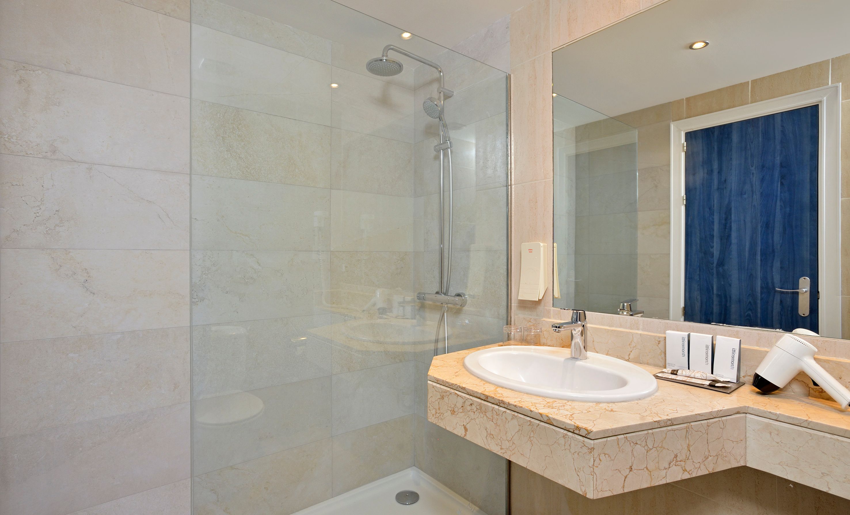 2 bedrooms, minibar, in-room safe, blackout curtains