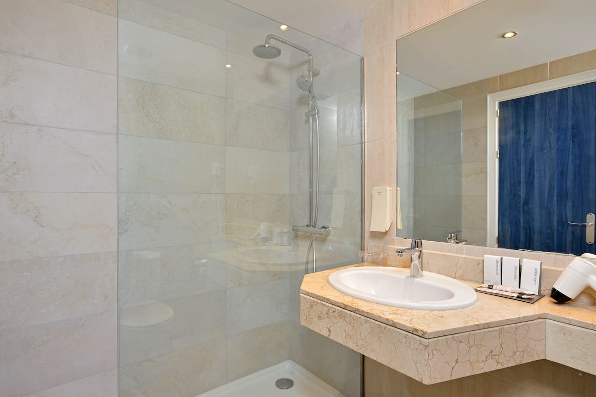 2 bedrooms, minibar, in-room safe, blackout curtains