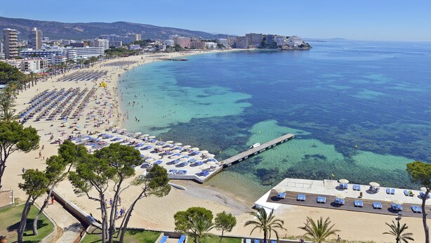 A coastal hotel with a beach view, a pier, and a pool area with sun loungers. - Sol Guadalupe (Calvia)