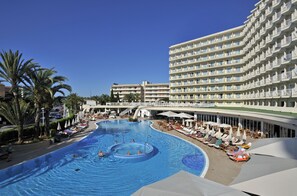 Indoor pool, 3 outdoor pools, pool umbrellas, pool loungers