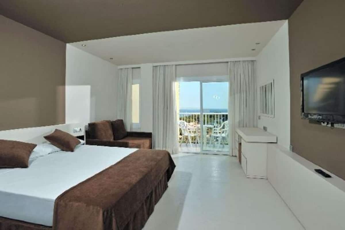 2 bedrooms, minibar, in-room safe, blackout drapes