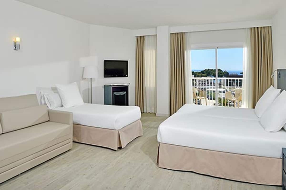 2 bedrooms, minibar, in-room safe, blackout curtains